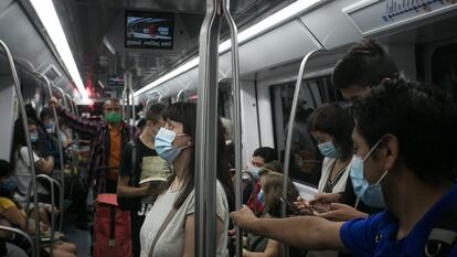 Viajeros en el metro de Barcelona el primer día laborable después de las vacaciones de verano.