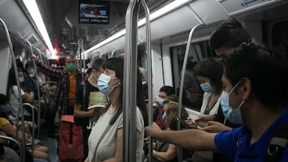 Viajeros en el metro de Barcelona el primer día laborable después de las vacaciones de verano.