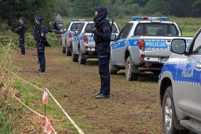 Agentes de policía polacos en la frontera entre Polonia y Bielorrusia cerca de la aldea de Usnarz Gorny, noroeste de Polonia, el 30 de agosto de 2021.