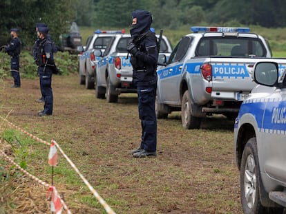 Agentes de policía polacos en la frontera entre Polonia y Bielorrusia cerca de la aldea de Usnarz Gorny, noroeste de Polonia, el 30 de agosto de 2021.