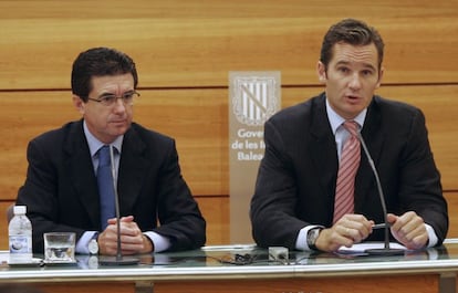 Iñaki Urdangarin junto al entonces presidente balear, Jaume Matas, durante una conferencia de prensa en Palma en 2005. Según la sentencia, Matas ordenó contratar con el Instituto Nóos por la "influencia ejercida por don Ignacio Urdangarin". Matas ha sido condenado a tres años y ocho meses de prisión.