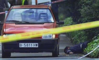 El comando Barcelona asesina al guardia urbano Juan Miguel Gervilla, de 38 años. La acción ocurre en la calle a pleno día después de que a los etarrras se les averiara el coche en el que circulaban. Los activistas se bajan a empujar y al acercarse Gervilla, uno de ellos le tirotea.