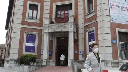 Una mujer sale del Hospital de Basurto, en Bilbao, en una imagen de archivo.