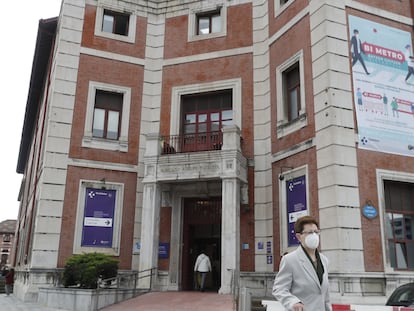 Una mujer sale del Hospital de Basurto, en Bilbao, en una imagen de archivo.