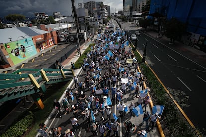 Manifestantes recorren las calles de Ciudad de Guatemala para exigir la renuncia de la fiscal general y jefa del Ministerio Público, Consuelo Porras Argueta, el 7 de octubre. Los bloqueos y manifestaciones comenzaron el pasado 2 de octubre con plantones de grupos indígenas en sus territorios y frente a las oficinas del ministerio en Ciudad de Guatemala.