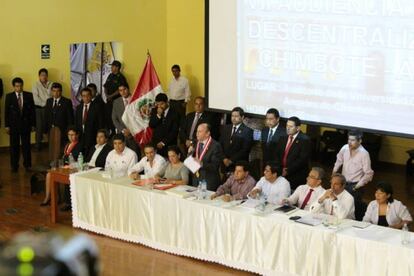 El fiscal de la Nación rodeado de congresistas durante la audiencia del lunes en Chimbote