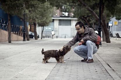 12.00. Trufa recibe el cariño de Daniel Gil en su paseo diario.