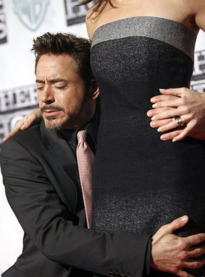 Robert Downey Jr. abraza a su esposa, Susan Levin, en Madrid.