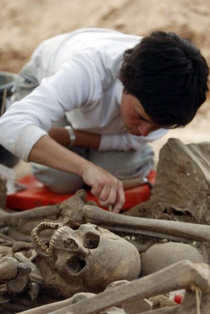 Excavación en 2007 de una fosa en La Andaya (Burgos) con cuerpos de fusilados en la Guerra Civil.