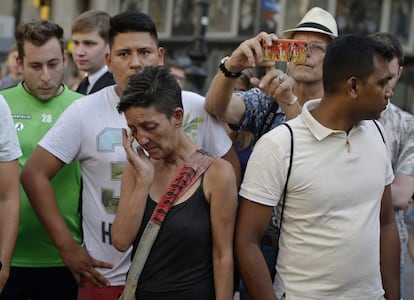 Una dona s'asseca les llàgrimes prop d'un altar improvisat a la Rambla, Barcelona.