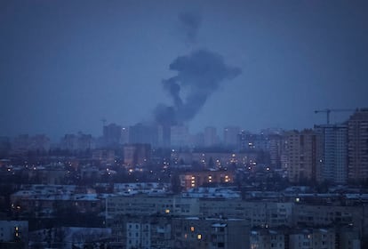 Columna de humo sobre Kiev, tras el ataque lanzado por Rusia este martes. 