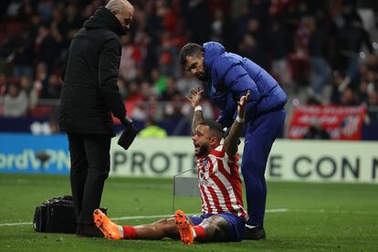 El delantero neerlandés del Atlético de Madrid Memphis Depay protesta una falta dentro del área, durante el partido entre el Atlético de Madrid y el Getafe.