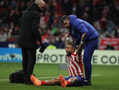 El delantero neerlandés del Atlético de Madrid Memphis Depay protesta una falta dentro del área, durante el partido entre el Atlético de Madrid y el Getafe.