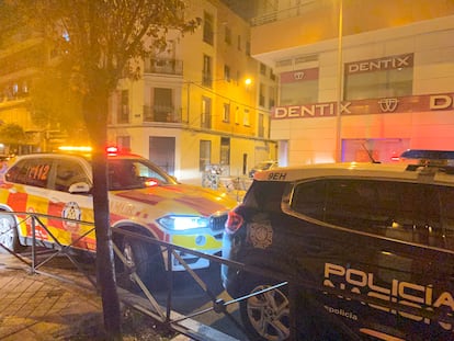 Efectivos del Samur y de la Policía Nacional, en el lugar del crimen.