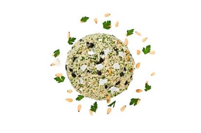 <p><b>Receta rápida</b> La olla a presión es uno de los artilugios de cocina más reivindicados por los artífices de Modernist cuisine. Con ella se consigue cocer la quinoa al punto en solo 4 minutos, arroces caldosos en 7 y caldos concentrados de pollo en menos de la mitad del tiempo que necesita una olla tradicional.</p> <p><em>Ingredientes.</em> Para cuatro personas: 1 taza y ¾ de puntas de cogollos de coliflor picados, 200 g de quinoa blanca, 690 ml (3 tazas) de agua, 1 manzana verde pelada en dados, 40 g de piñones tostados, 40 g de perejil picado, 35 g de apio pelado en dados, 35 g de pasas, 2 cucharadas de vinagre de Jerez, 1 cucharadita de miel, 2 cucharadas de aceite de oliva virgen extra, 1 cucharada de aceite de frutos secos, sal, zumo de limón. </p> <p><em>Preparación.</em>1. Enfriar una bandeja metálica en el congelador durante 15 minutos. 2. Poner el agua y la quinoa en una olla a presión, y cocer a 1 bar (al mínimo) durante 4 minutos a partir del momento que alcance la máxima presión. 3. Despresurizar la olla, vertiendo agua templada alrededor del borde. 4. Colar la quinoa y extenderla en la bandeja congelada para enfriarla rápidamente. 5. Añadir el resto de ingredientes, mezclar hasta que queden bien repartidos y servir la ensalada fría.</p>