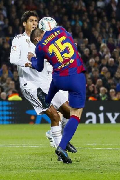 Varane recibe el golpe de Lenglet durante el clásico entre Real Madrid y Barcelona.