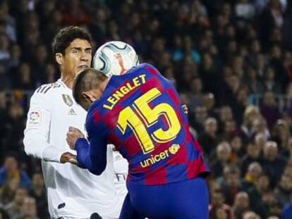 Varane recibe el golpe de Lenglet durante el clásico entre Real Madrid y Barcelona.