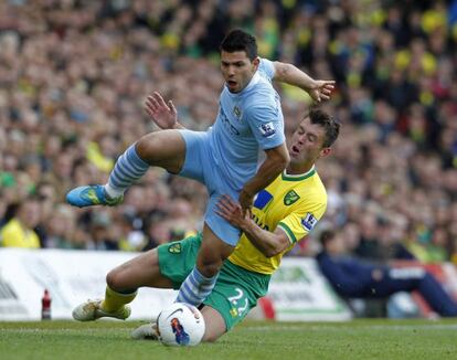 Agüero es trabado por Elliott Ward