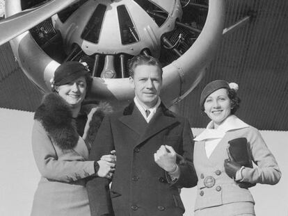 Richard Halliburton, retratado a su llegada a Los Ángeles junto a dos admiradoras.