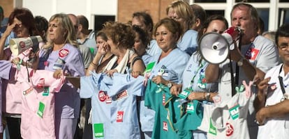 Concentración de trabajadores de Osakietza ante el Hospital de Cruces el pasado septiembre en protesta por la falta de avances en las negociaciones sobre sus condiciones laborales.