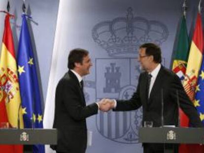 El primer ministro portugués, Pedro Passos Coelho (i), y el presidente del Gobierno español, Mariano Rajoy (d), durante la rueda de prensa que han ofrecido tras la XXVI cumbre bilateral España-Portugal celebrada hoy en el Palacio de la Moncloa.