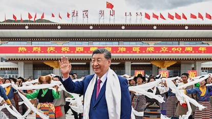 El presidente chino Xi Jinping saluda a su llegada a Lhasa, en el Tíbet, este miércoles.