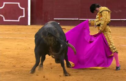 Morante de la Puebla, a la verónica ante su primer toro.