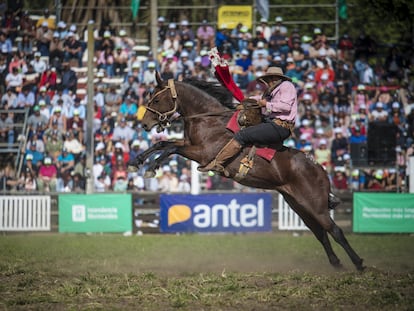 Un rodeo durante la Semana del Turismo, también conocida como Semana Criolla, en Montevideo, el 14 de abril de 2022.