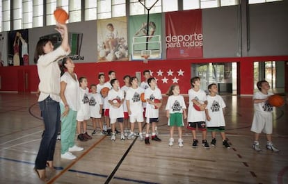 Carlota Castrejana (left) with Spain basketball captain Amaya Valdemoro at a Madrid region summer basketball program.