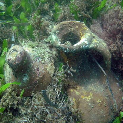 Dos ánforas halladas en aguas de Dénia.