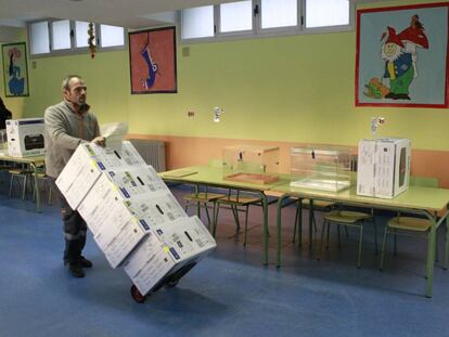 Preparativos para as elei&ccedil;&otilde;es em um col&eacute;gio eleitoral de Madri.