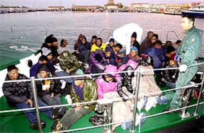 Un grupo de inmigrantes detenidos en las costas de Tarifa.