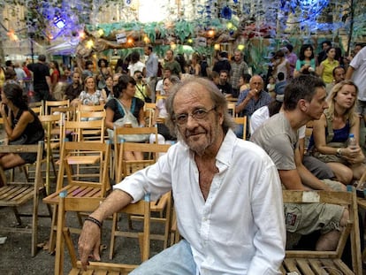 Luis Eduardo Aute, ayer, en la plaza de Rovira de Gràcia, en Barcelona.