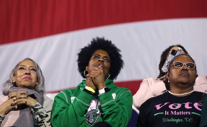 Varias mujeres participan en el acto del Partido Demócrata durtante la noche electoral, este miércoles en Howard University, en Washington.