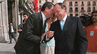 Alberto Ruiz-Gallardón cuchichea  al oído a  , a su llegada a la plaza de la Villa.