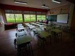 ARANDA DE DUERO (BURGOS), 17/04/2020.- Un profesor en una clase vacía de un colegio de Aranda de Duero (Burgos), Varias comunidades autónomas han reclamado una legislación concreta con los criterios de evaluación, promoción, repetición y titulación de los alumnos para apoyar el plan sobre el fin de curso del ministerio de Educación, demanda quese produce después s de que en la Conferencia Sectorial de Educación entre el Gobierno y las comunidades se consensuara un documento que contempla que pasar de curso será la norma. EFE/ Paco Santamaria