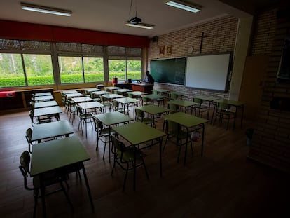 Un profesor en una clase vacía de un colegio de Aranda de Duero (Burgos).