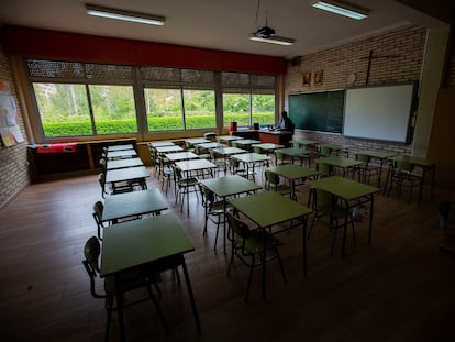Un profesor, en una clase vacía de un colegio de Aranda de Duero (Burgos) el 17 de abril.