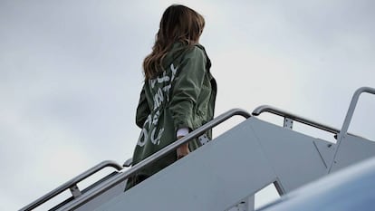 Melania Trump, en junio de 2018, con su polémica chaqueta con un mensaje en el que se leía: “La verdad es que no me importa, ¿a ti?”.