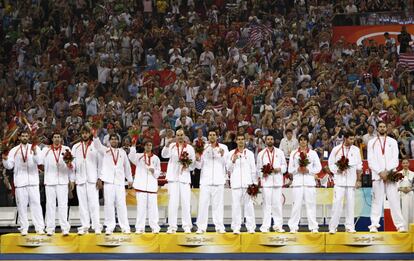 Los jugadores de baloncesto de España reciben la medalla de plata de los Juegos Olímpicos de Pekín 2008. España perdió en la final ante Estados Unidos por 107 a 118.