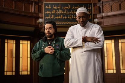 Ramy Youssef y Mahershala Ali, en la segunda temporada de 'Ramy'.