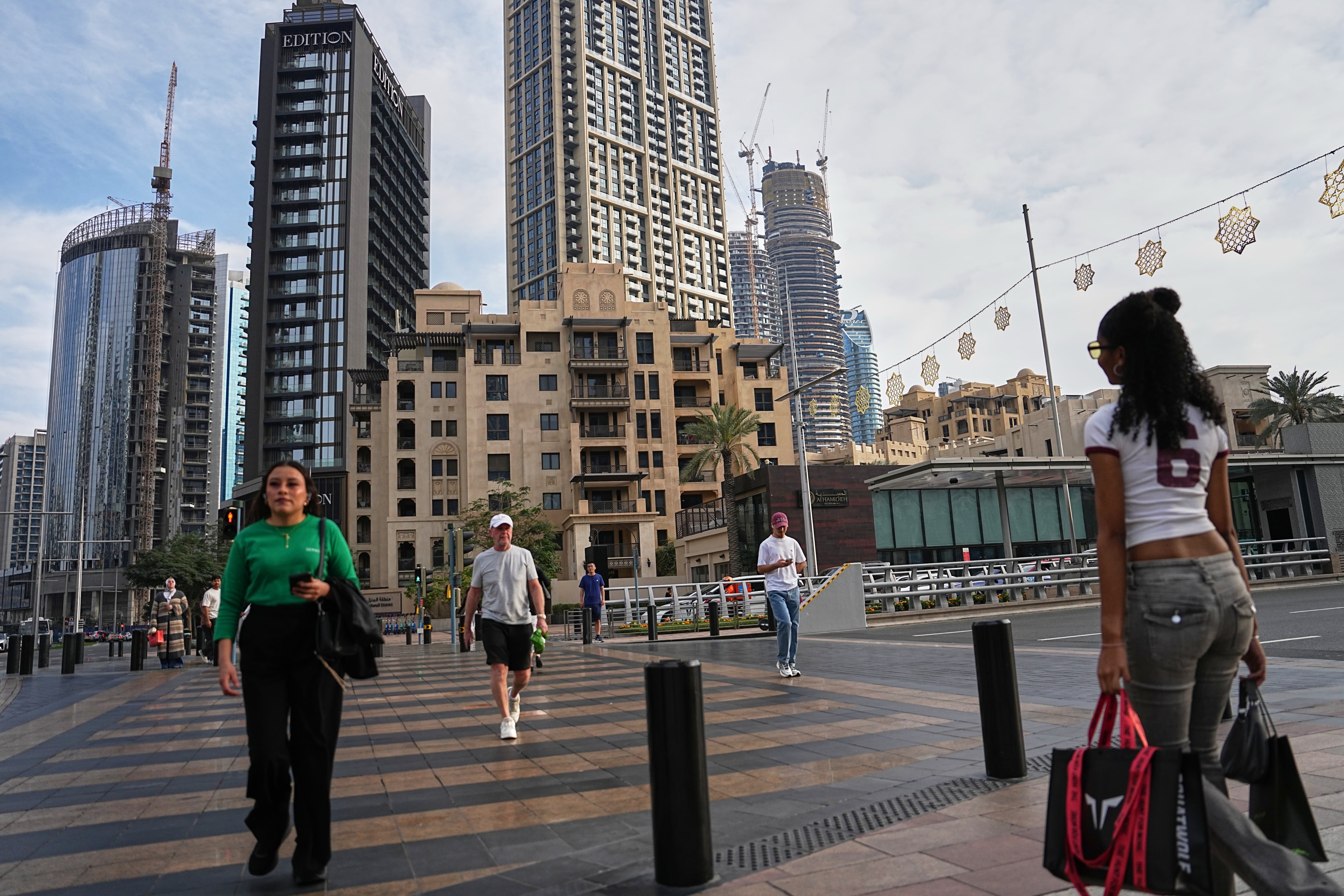 Españoles en Emiratos Árabes Unidos: “Mi familia insiste en que me marche, pero mi vida, mi trabajo y mi hogar están aquí” 