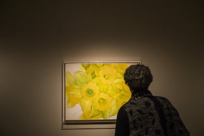 Una mujer ante el cuadro 'Narcisos amarillos nº 3'.