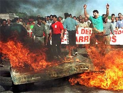 Varios pescadores cortan la N-340, en Cádiz en abril de 2001, en protesta por la entrada de pescado marroquí.