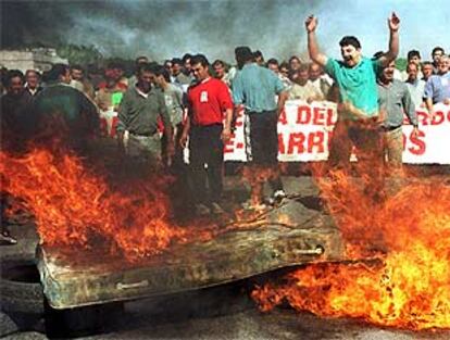 Varios pescadores cortan la N-340, en Cádiz en abril de 2001, en protesta por la entrada de pescado marroquí.