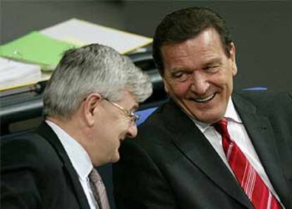 Schröeder, junto a Fischer durante el debate en el Bundestag.