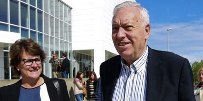 La candidata del Partido Popular a la Alcaldía de San Sebastián, Miren Albistur conversa con el ministro José Manuel García-Margallo este domingo en San Sebastián.