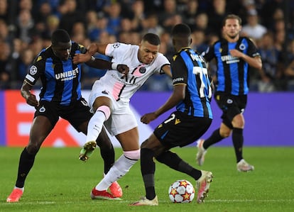 Kylian Mbappé, de blanco, el pasado día 15 durante un partido de su equipo, el PSG, contra el Brujas en el estadio Jan Breydel.