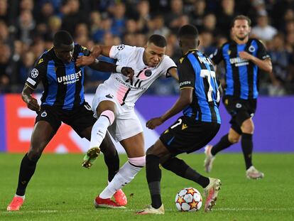 Kylian Mbappé, de blanco, el pasado día 15 durante un partido de su equipo, el PSG, contra el Brujas en el estadio Jan Breydel.