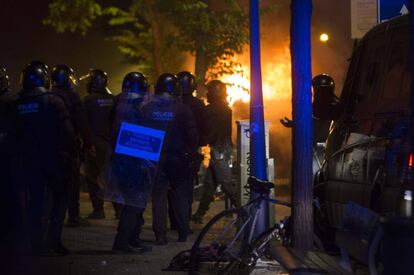 Contenidors en flames durant els aldarulls als carrers de Gràcia al final de la manifestació pel desallotjament del Banc Expropiat.